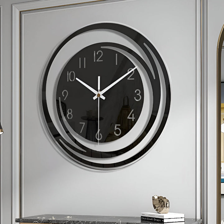 Elegant svart väggklocka med skandinavisk touch. En stilren detalj i varje hem.
