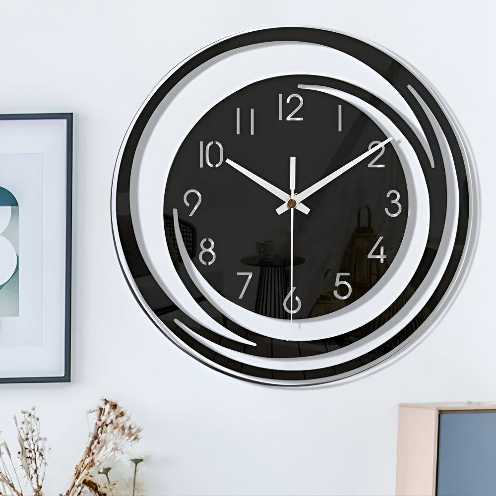 Svart minimalistisk väggklocka, modern design och tyst urverk för en lugn atmosfär.
