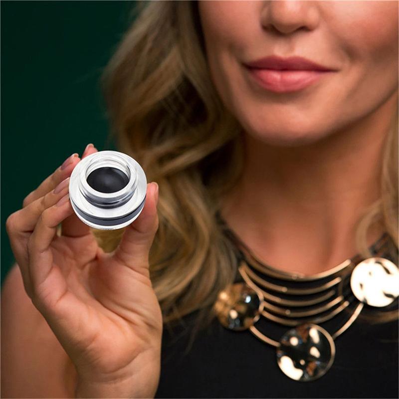 "Svart vattenfast no-skip eyeliner med ergonomisk borste för nybörjare, perfekt för professionell ögonmakeup."