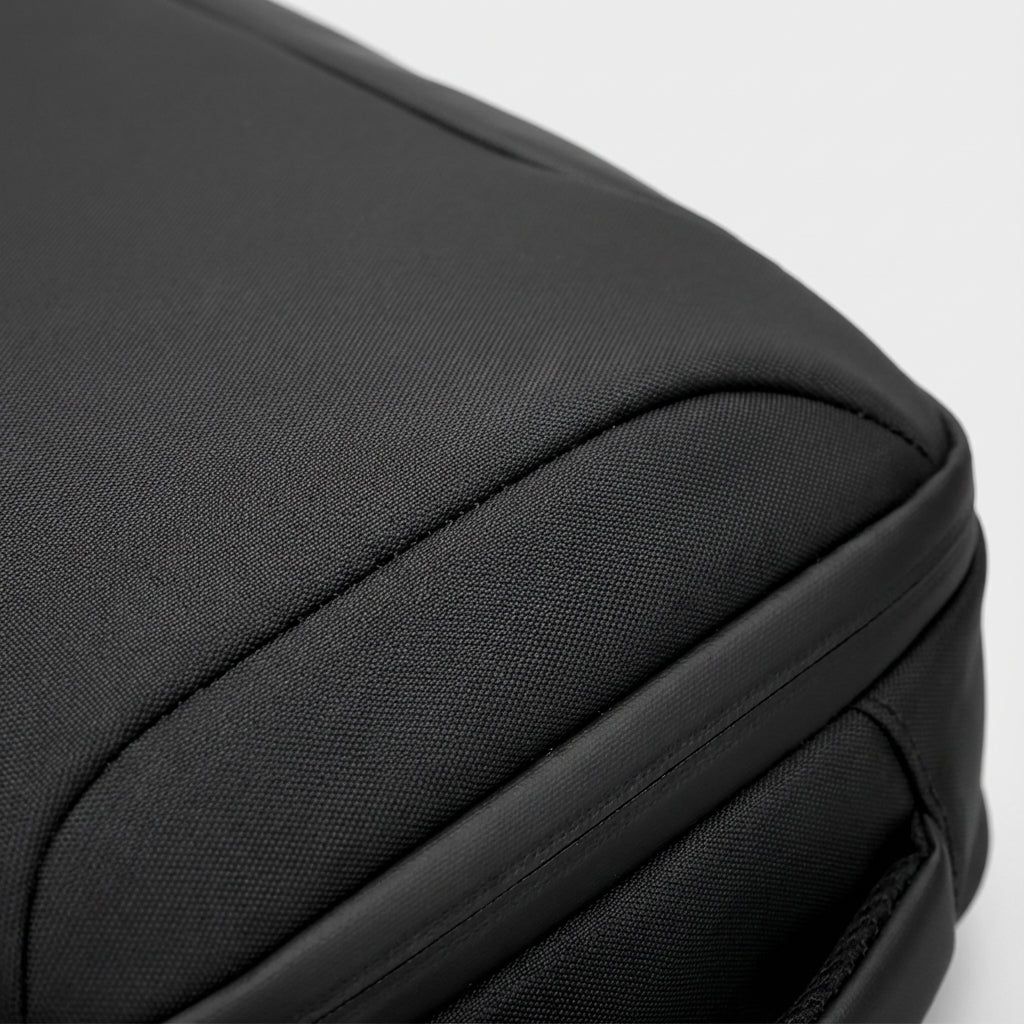 Vattentät affärsryggsäck, CarrySure svart design med 17-tums laptopfack. Idealisk organiserad arbetsväska för resor.
