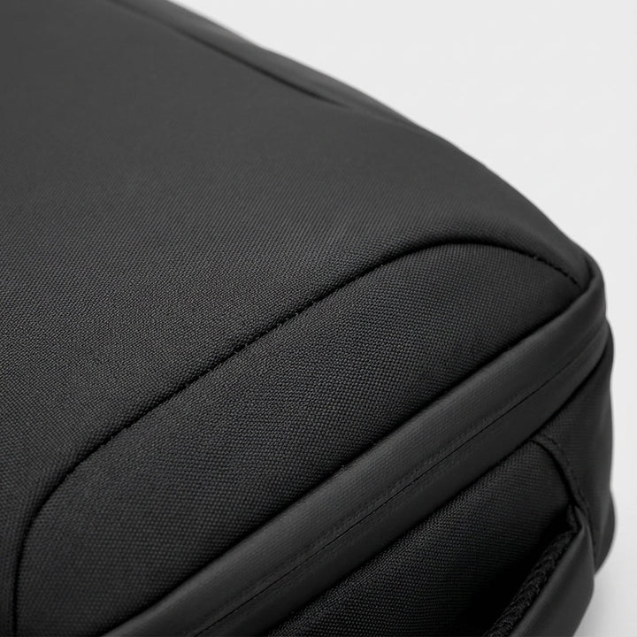 Vattentät affärsryggsäck, CarrySure svart design med 17-tums laptopfack. Idealisk organiserad arbetsväska för resor.