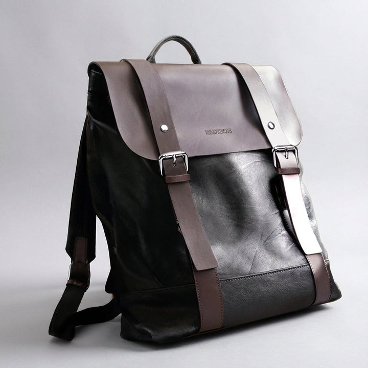 Mörkbrun vattentät ryggsäck i läder, unisex. Velluno med praktiskt laptopfack för jobbpendling.