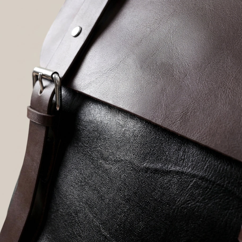 Elegant unisex läderryggsäck, vattentät. Velluno med skyddande laptopfack. Perfekt för arbetsdagar.