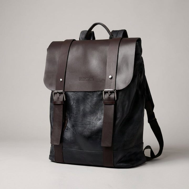Vattentät Velluno ryggsäck i premiumläder med laptopfack. Svart unisex design för stadspendling.