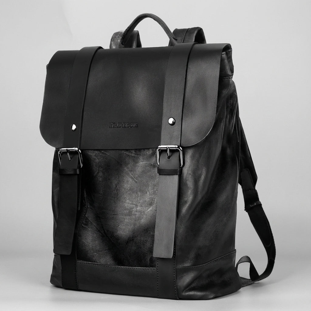 Unisex arbetsryggsäck Velluno i mörkbrunt vattentätt läder. Med dedikerat laptopfack för din pendling.