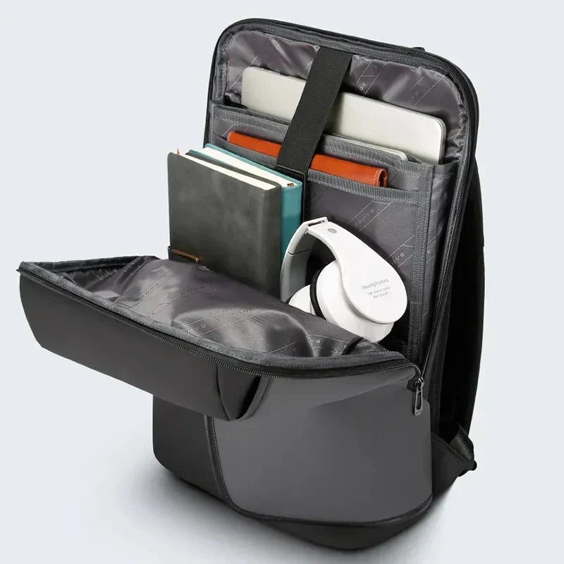 TechSafe vattentät ryggsäck för laptop, skyddar din enhet under pendling. Perfekt för regniga dagar.
