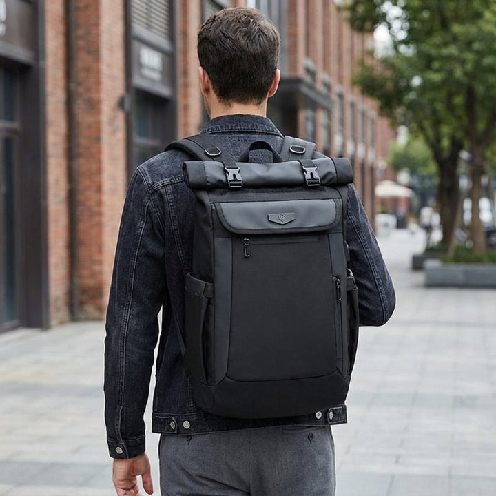 Svart Venturo rolltop ryggsäck, unisex, med vattentätt fack för laptop och organiserad förvaring, perfekt för pendling.