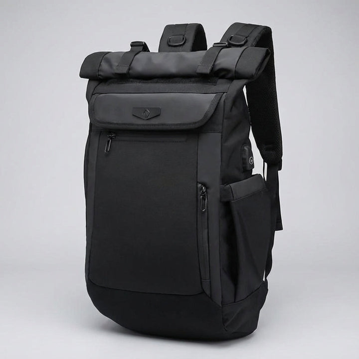 Venturo rolltop reseryggsäck i svart, rymlig med laptopfack och många fickor för organiserad packning, unisex.