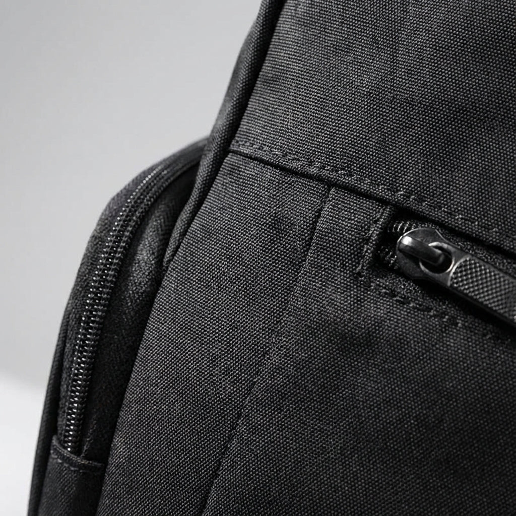 Svart unisex Venturo rolltop ryggsäck, vattentät och slitstark, idealisk pendlarryggsäck med stor kapacitet.