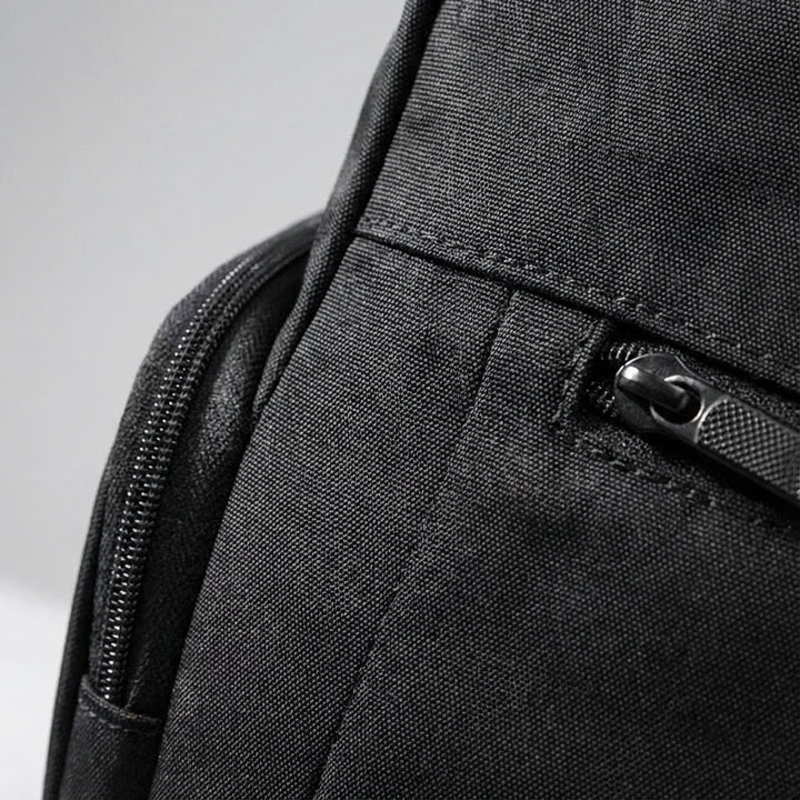 Svart unisex Venturo rolltop ryggsäck, vattentät och slitstark, idealisk pendlarryggsäck med stor kapacitet.
