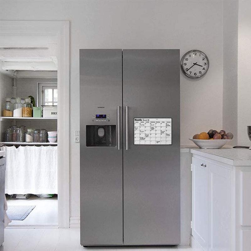 Svart-vit magnetisk kylskåpskalender av PET, visa tydlig veckoplanering; perfekt för köksorganisation och familjesamordning.