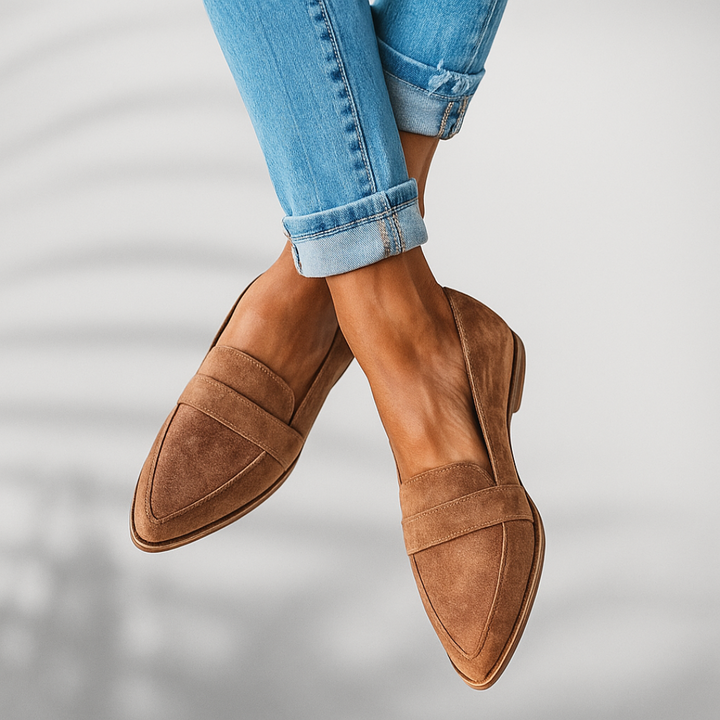 Närbild av svarta damloafers 'Trendig Komfort' som visar lädertextur och elegant söm.
