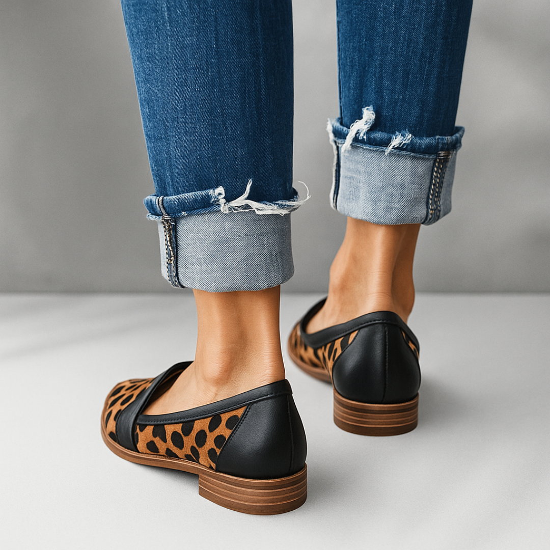 Modell bär 'Trendig Komfort' bruna loafers, framhäver skornas passform och stil i vardagen.