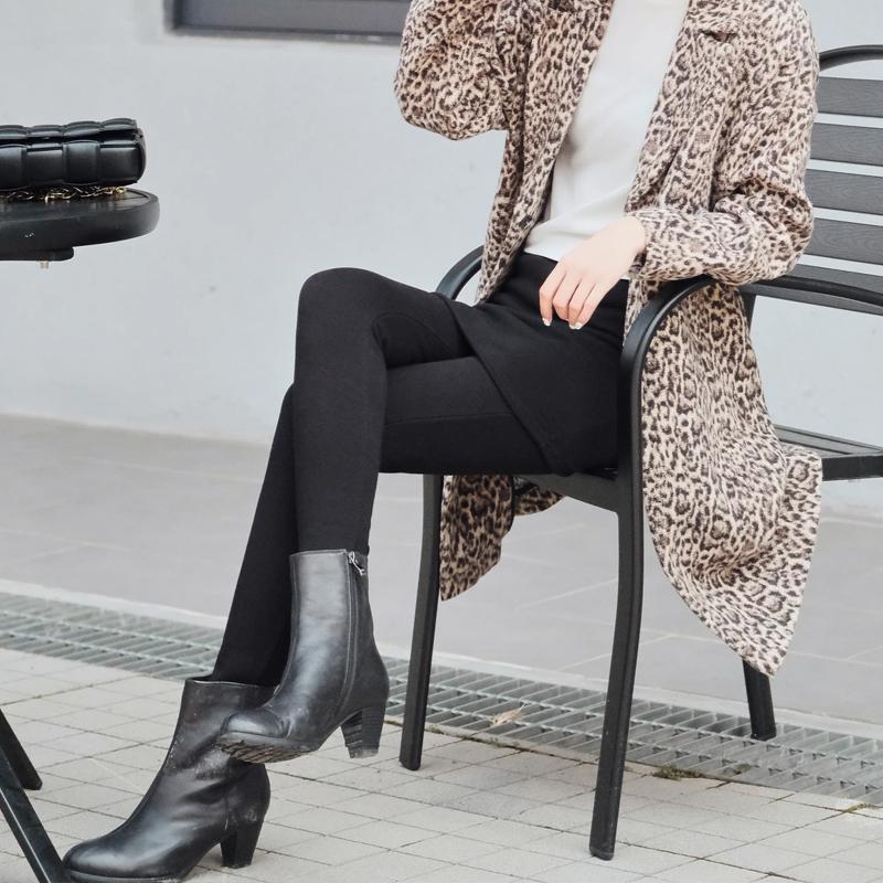 "Svarta fleecefodrade damkjolleggings, elegant och varm design, perfekt för vinterdagar, stilren matchning med stövlar."