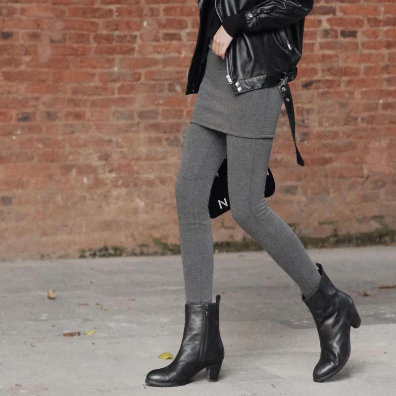 "Svarta fleecefodrade damkjolleggings, elegant och varm design, perfekt för vinterdagar, stilren matchning med stövlar."