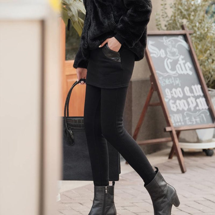 "Svarta fleecefodrade damkjolleggings, elegant och varm design, perfekt för vinterdagar, stilren matchning med stövlar."