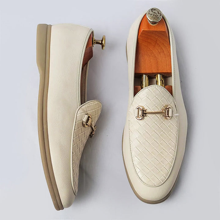 Beiga herr loafers med intrikat vävt mönster och guldtonad hästbitsdetalj, formella skor.