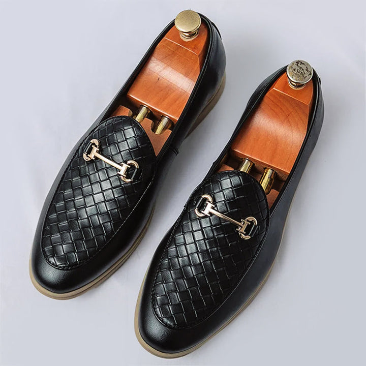 Närbild på textur av vävda herr loafers, framhäver detaljerad design, bekväma modeskor.