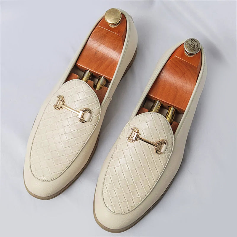 Elegant svarta herr loafers, vävd yta och glänsande hästbitsdetalj, perfekt för både kostym och jeans.