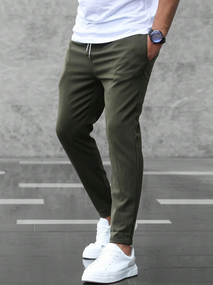 Svarta herrbyxor med stretch och resårmidja för optimal komfort och stilren vardagslook.
