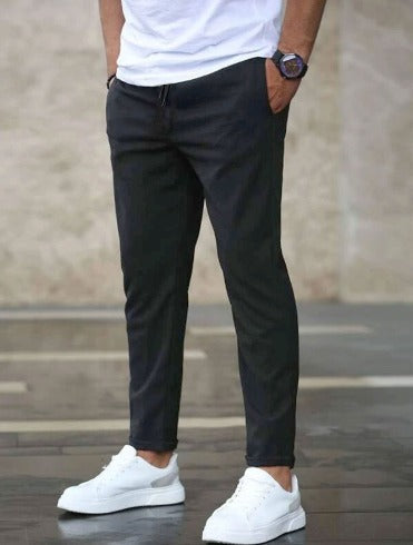 Mångsidiga herrbyxor med stretch och resårmidja, perfekta för en smart casual outfit.