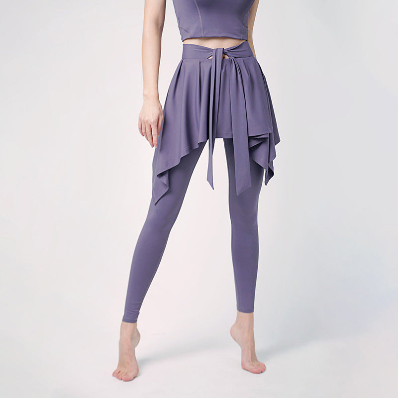 "Svarta leggings med inbyggd kjol, fyrvägsstretch och mjuk design för stilfull komfort, perfekt för modern kvinna."