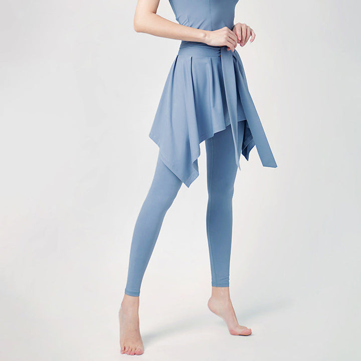 "Svarta leggings med inbyggd kjol, fyrvägsstretch och mjuk design för stilfull komfort, perfekt för modern kvinna."