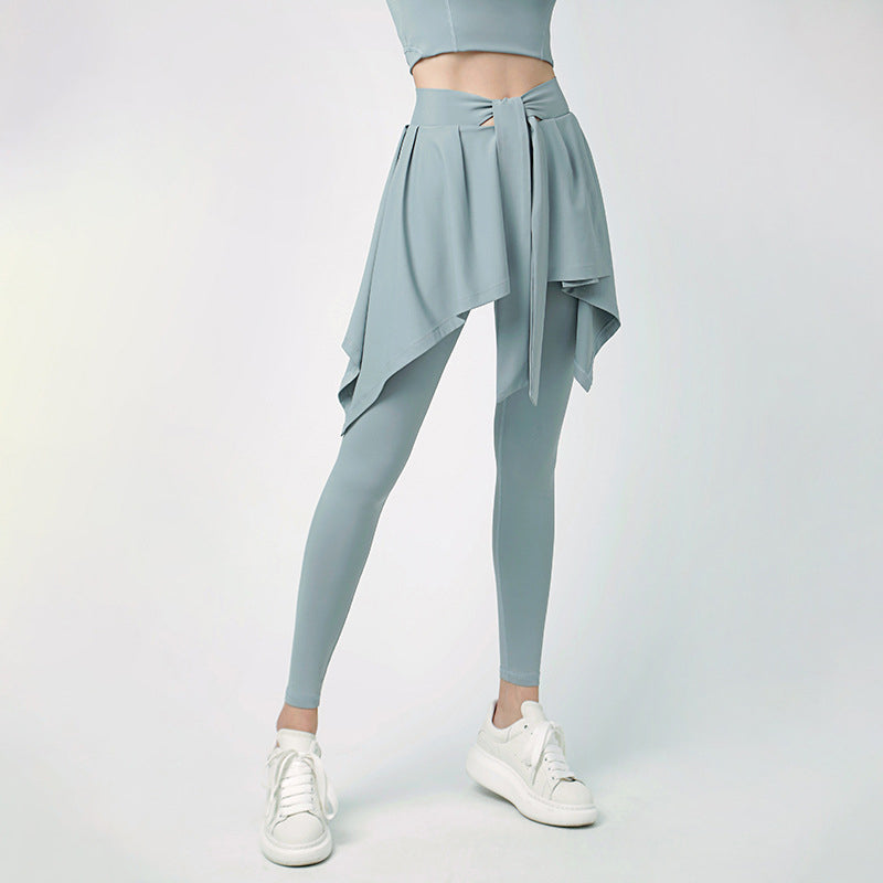 "Svarta leggings med inbyggd kjol, fyrvägsstretch och mjuk design för stilfull komfort, perfekt för modern kvinna."