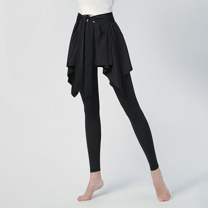 "Svarta leggings med inbyggd kjol, fyrvägsstretch och mjuk design för stilfull komfort, perfekt för modern kvinna."