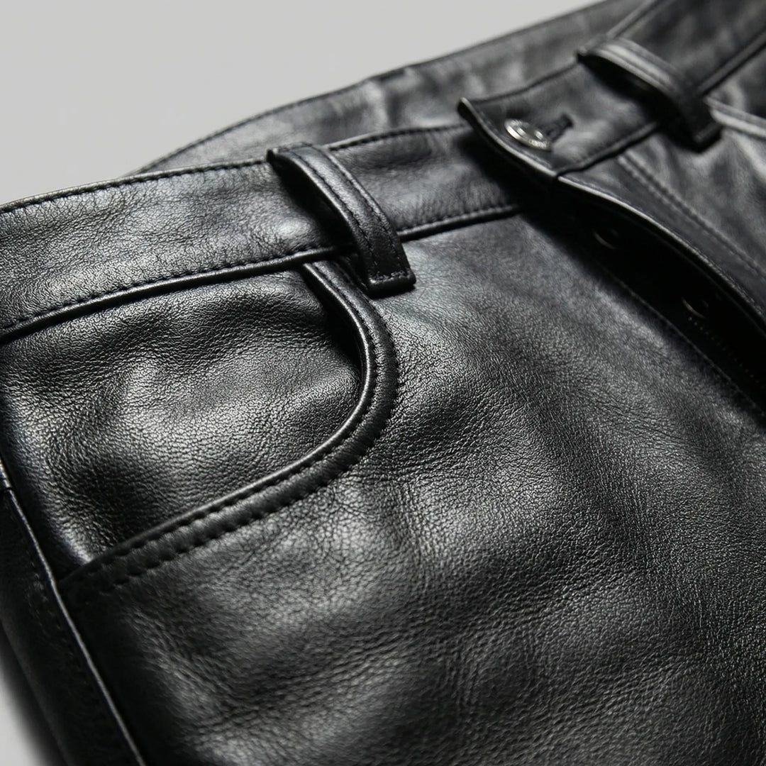 Snygga, skräddarsydda slim fit herrbyxor Callum. Svarta, smala byxor med modern elegans för herrmode.