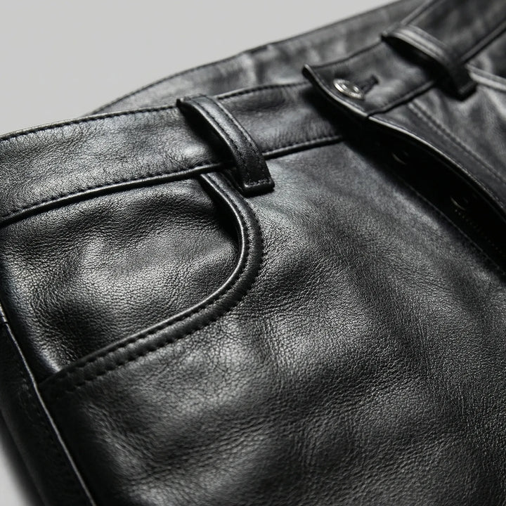Snygga, skräddarsydda slim fit herrbyxor Callum. Svarta, smala byxor med modern elegans för herrmode.
