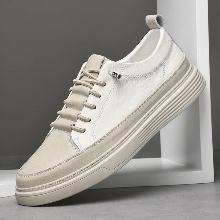 Herrskor: svarta slip-on sneakers, andningsbara för sommarbruk, casual stil.