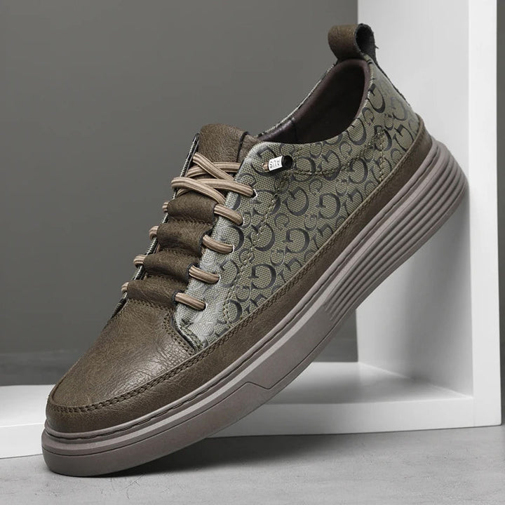 Beige slip-on sneakers för herr, eleganta och bekväma, perfekta sommarskor.