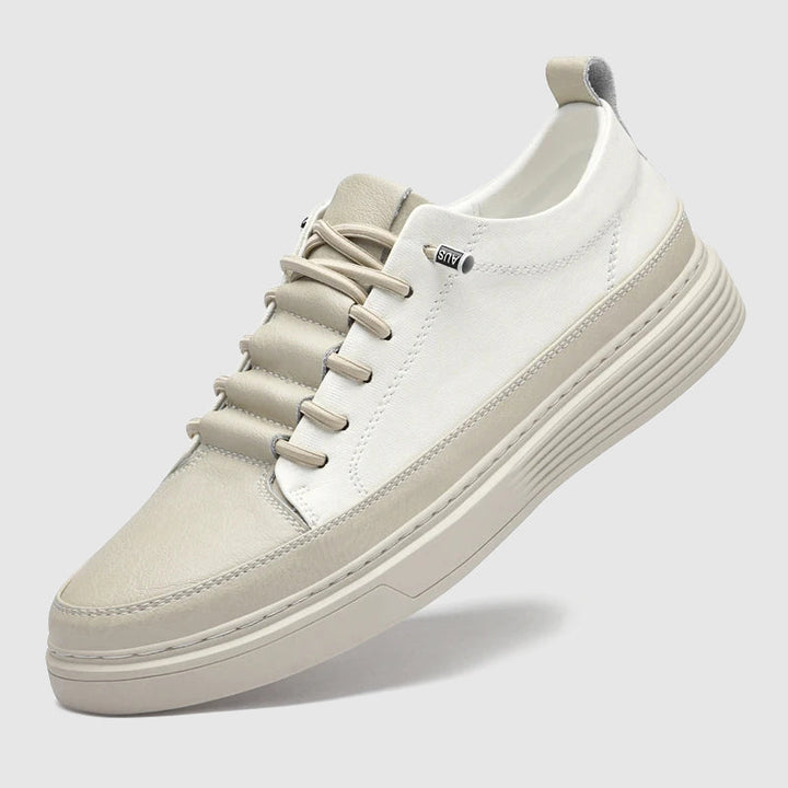 Närbild av svarta slip-on sneakers yttersula, visar bra grepp och komfort.