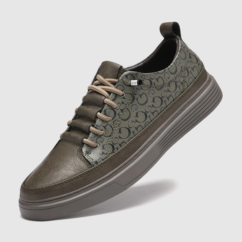 Man bär beige slip-on sneakers, visar hur de kompletterar en sommaroutfit.