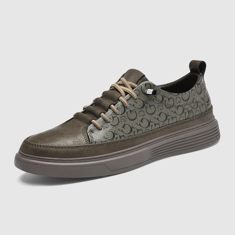 Två par herr sneakers: svarta och beige slip-ons, minimalistiska och bekväma.