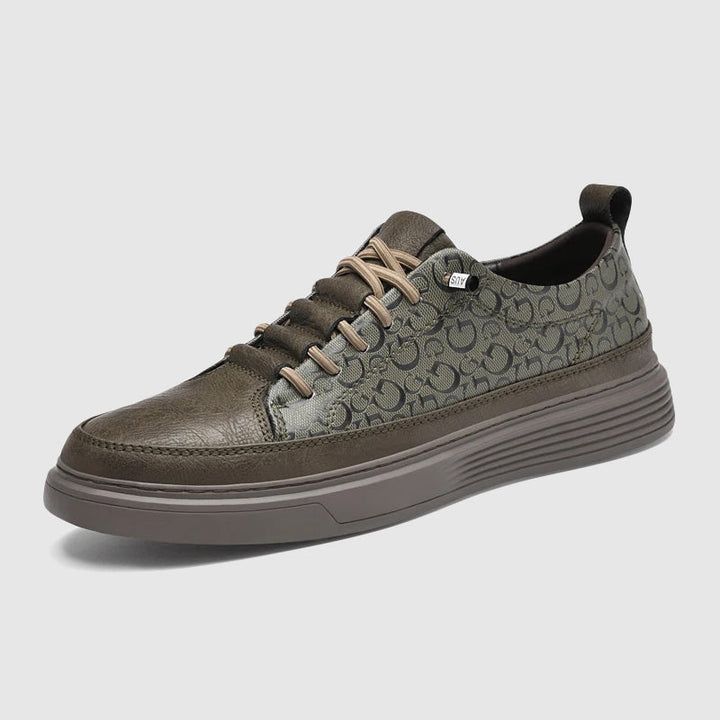 Två par herr sneakers: svarta och beige slip-ons, minimalistiska och bekväma.