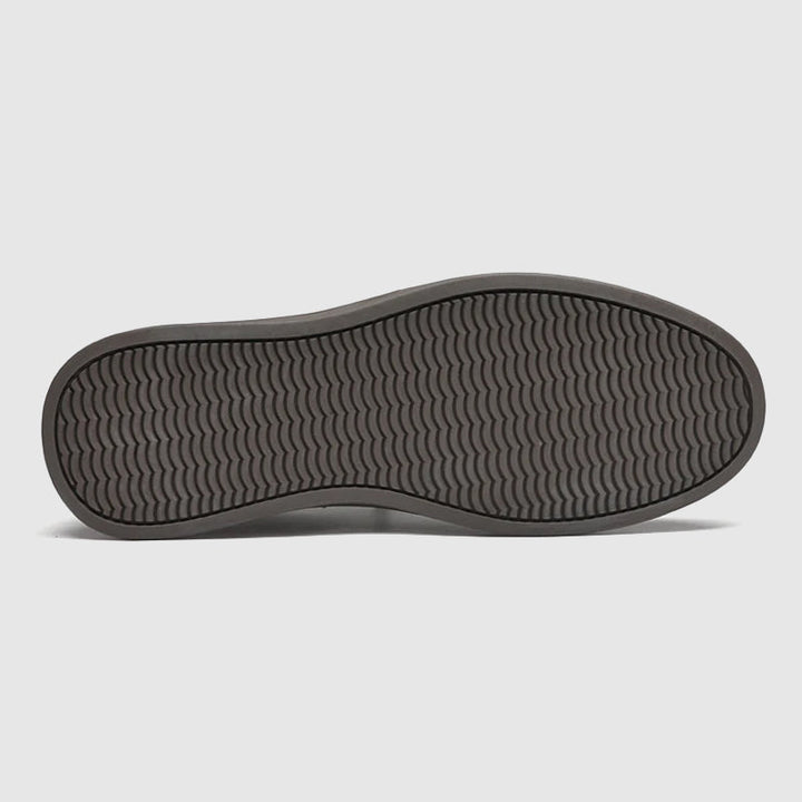 Produktsbild: Herr slip-on sneakers i både svart och beige, andningsbara och lätta.