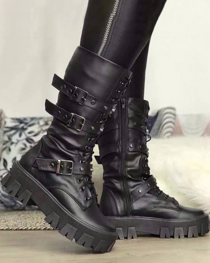 Trendiga svarta damstövlar med robust dragkedja och eleganta spännen, idealiska för mode.
