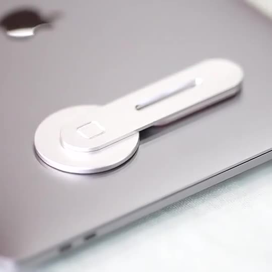 "Svart/silver magnetisk telefonhållare i aluminium monterad på datorskärm, passar smartphones och iPad mini."