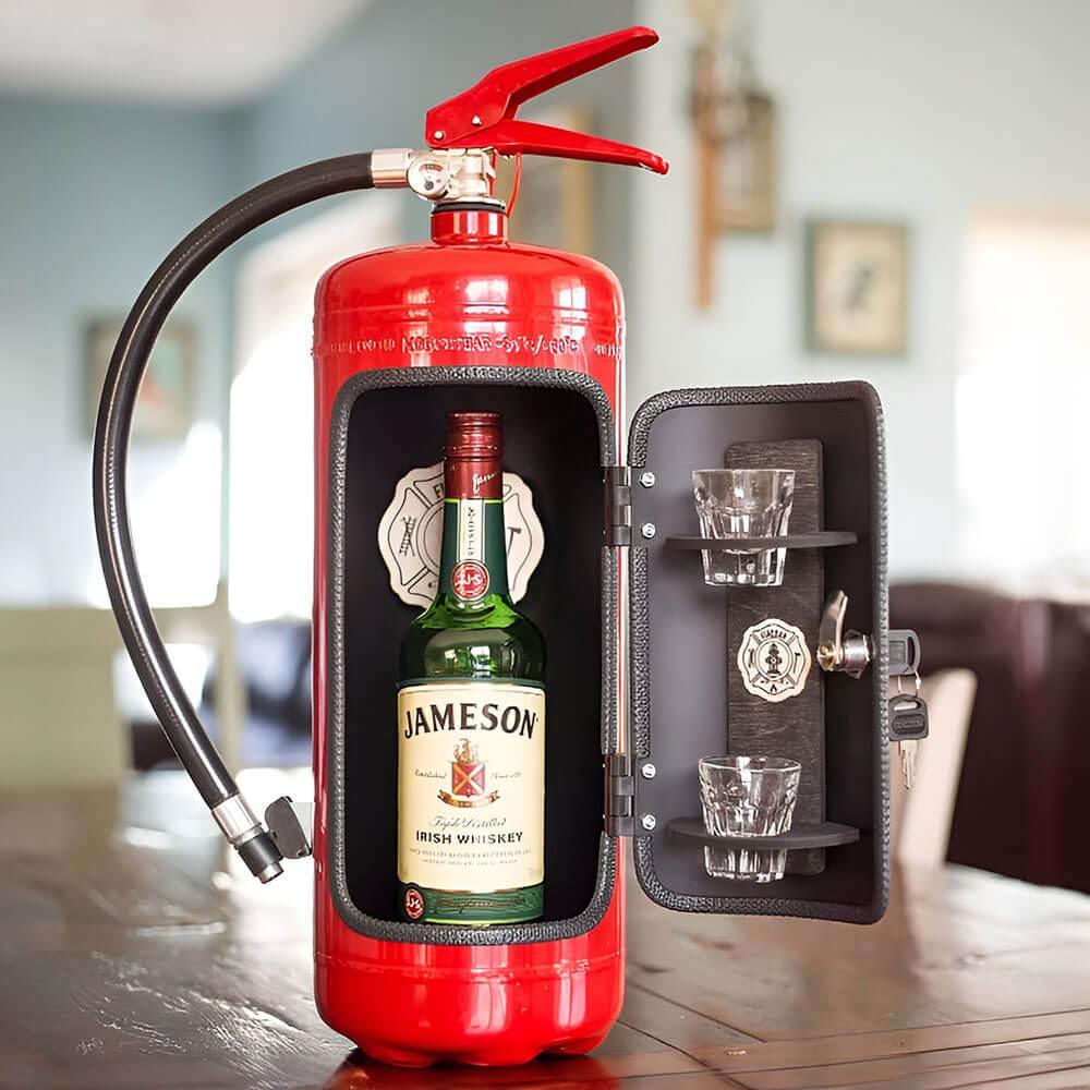 Svensk minibar i röd/svart brandsläckardesign. Unik barutrustning, dekorativ present för hemmet.