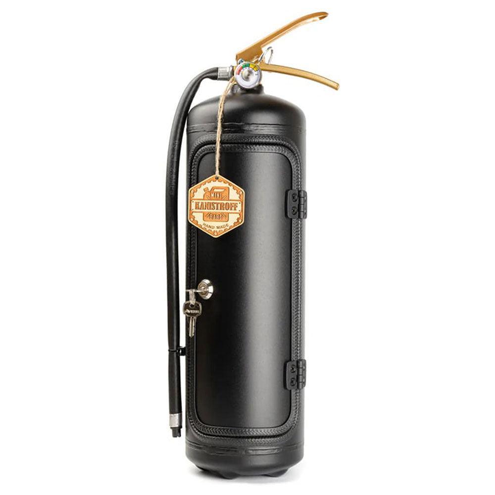 Röd/svart brandsläckar-minibar öppnad, visar förvaring för drycker och barverktyg.