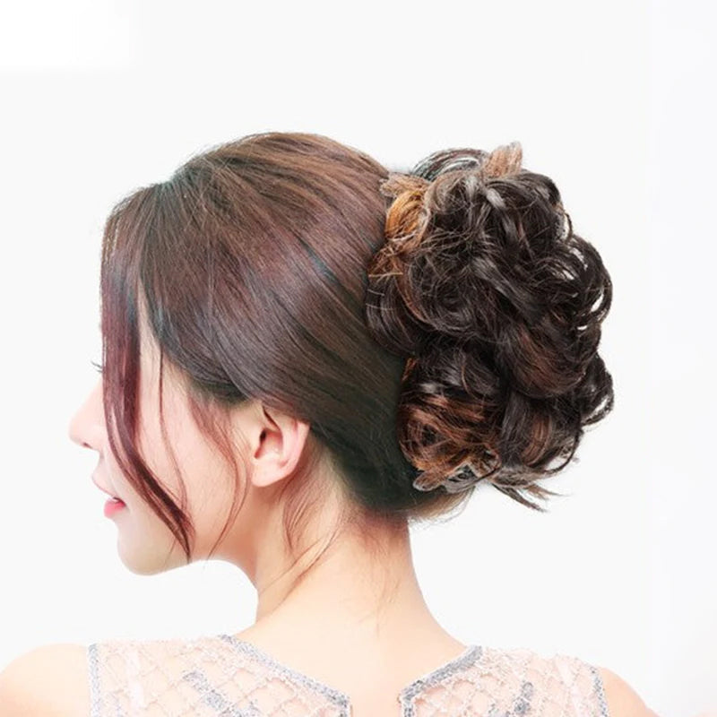 "Syntetisk damhårknut med blomdetalj, värmebeständig och fyllig look, enkel att fästa, elegant för alla tillfällen."