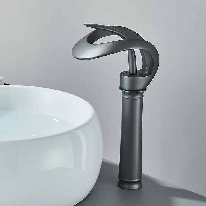 Takmonterad vattenfallsblandare i modern design för ett elegant badrum. Skapar en lyxig spa-känsla.