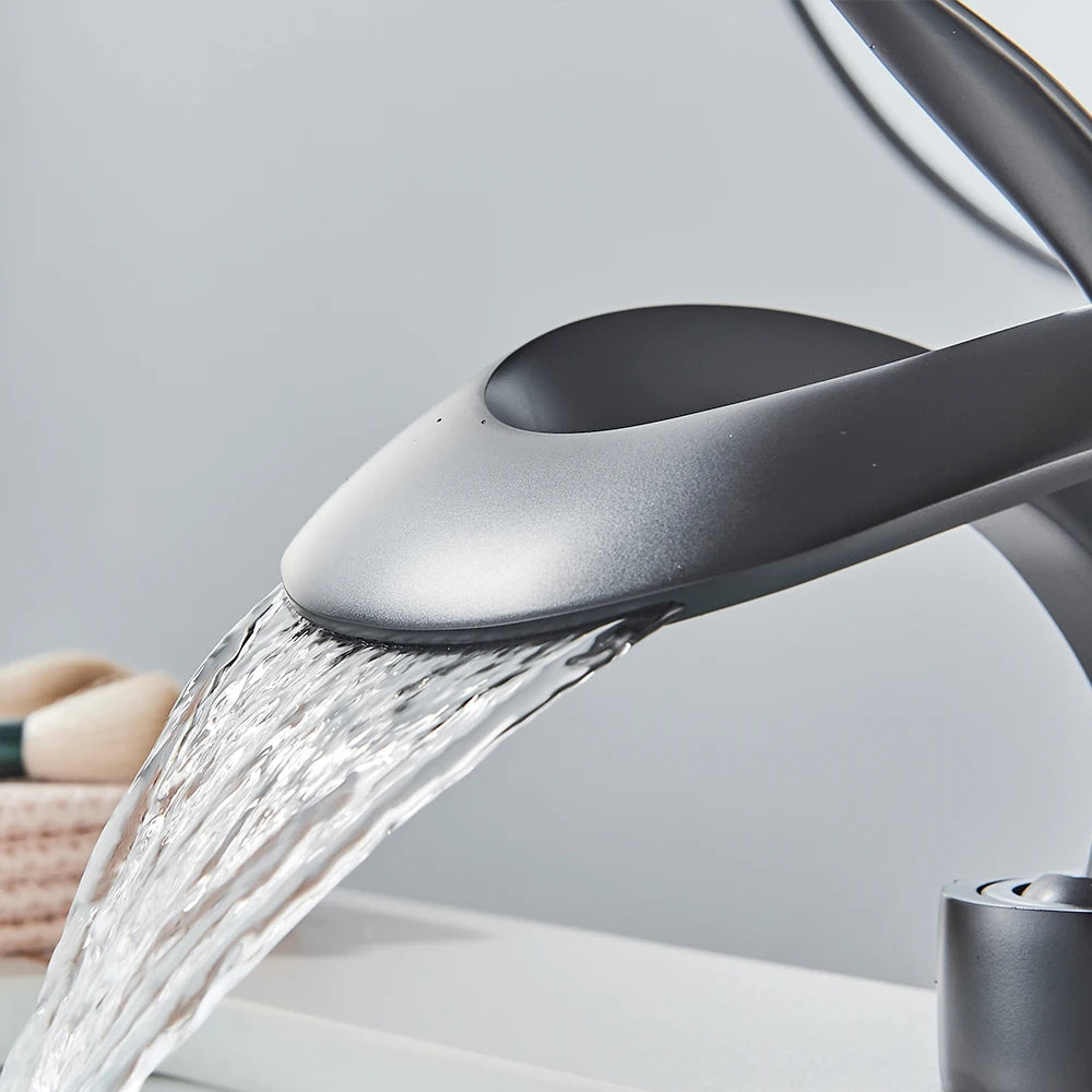 Modern design på takmonterad vattenfallsblandare. Stilren kran som lyfter badrummets estetik.