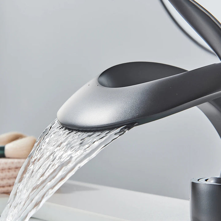 Modern design på takmonterad vattenfallsblandare. Stilren kran som lyfter badrummets estetik.