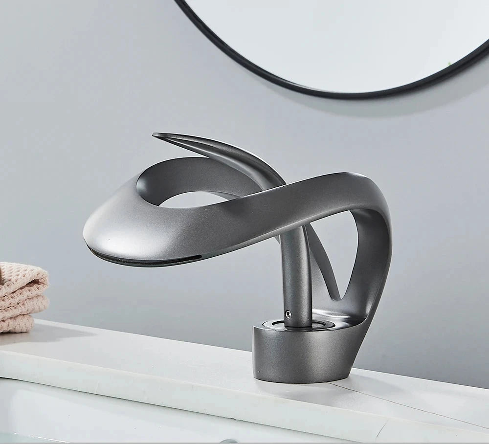 Takmonterad vattenfallsblandare i mässing eller krom. Lyxig badrumskran med modern design.
