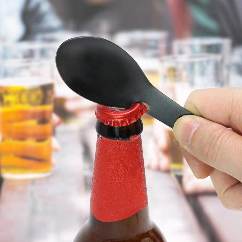 "Taktisk svart 5-i-1 Spork i rostfritt stål för camping, kombinerar gaffel, kniv, sked, burköppnare och flasköppnare."