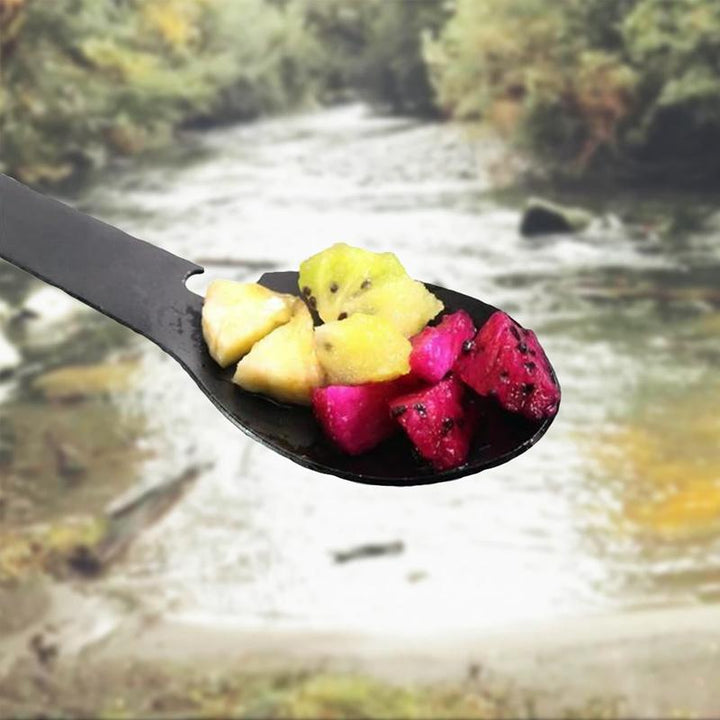 "Taktisk svart 5-i-1 Spork i rostfritt stål för camping, kombinerar gaffel, kniv, sked, burköppnare och flasköppnare."