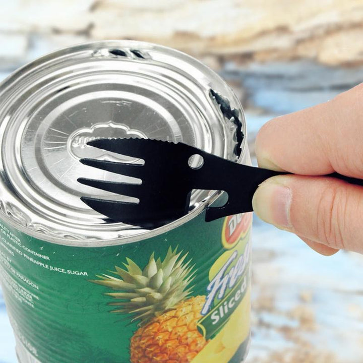 "Taktisk svart 5-i-1 Spork i rostfritt stål för camping, kombinerar gaffel, kniv, sked, burköppnare och flasköppnare."